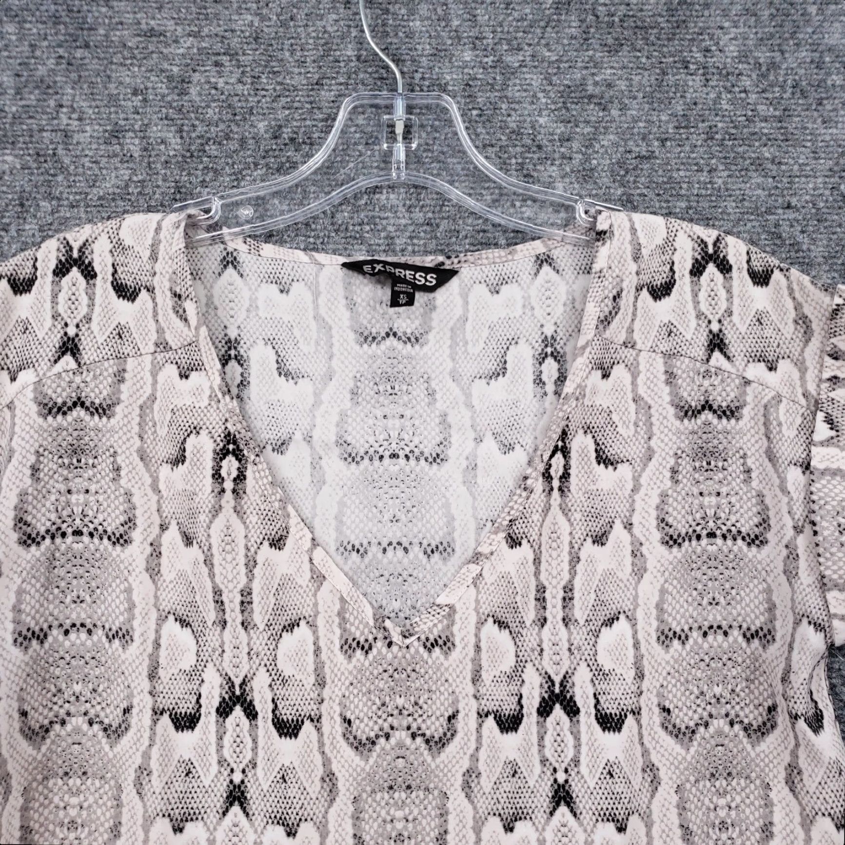 Express Express T-Shirt Womens XS Gray Snakeskin V-Neck Short Sleeve Casual Top Size XS / US 0-2 / IT 36-38 - 5 Thumbnail