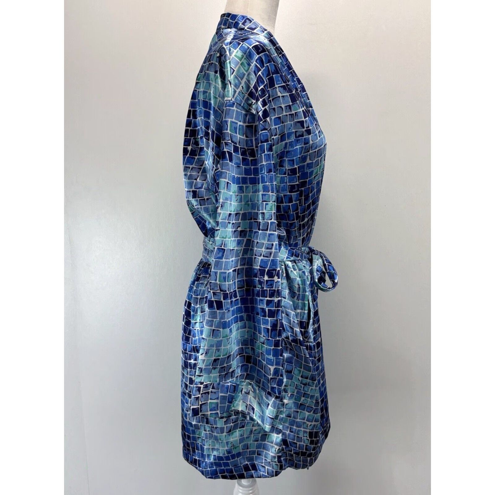 Victoria's Secret Victoria’s Secret Short Satin Robe One Size Women’s Blue Mosaic Belted Satin Robe Geometric Pattern 3/4 Sleeve Belted Virginia? Size 42" / US 20 - 4 Thumbnail