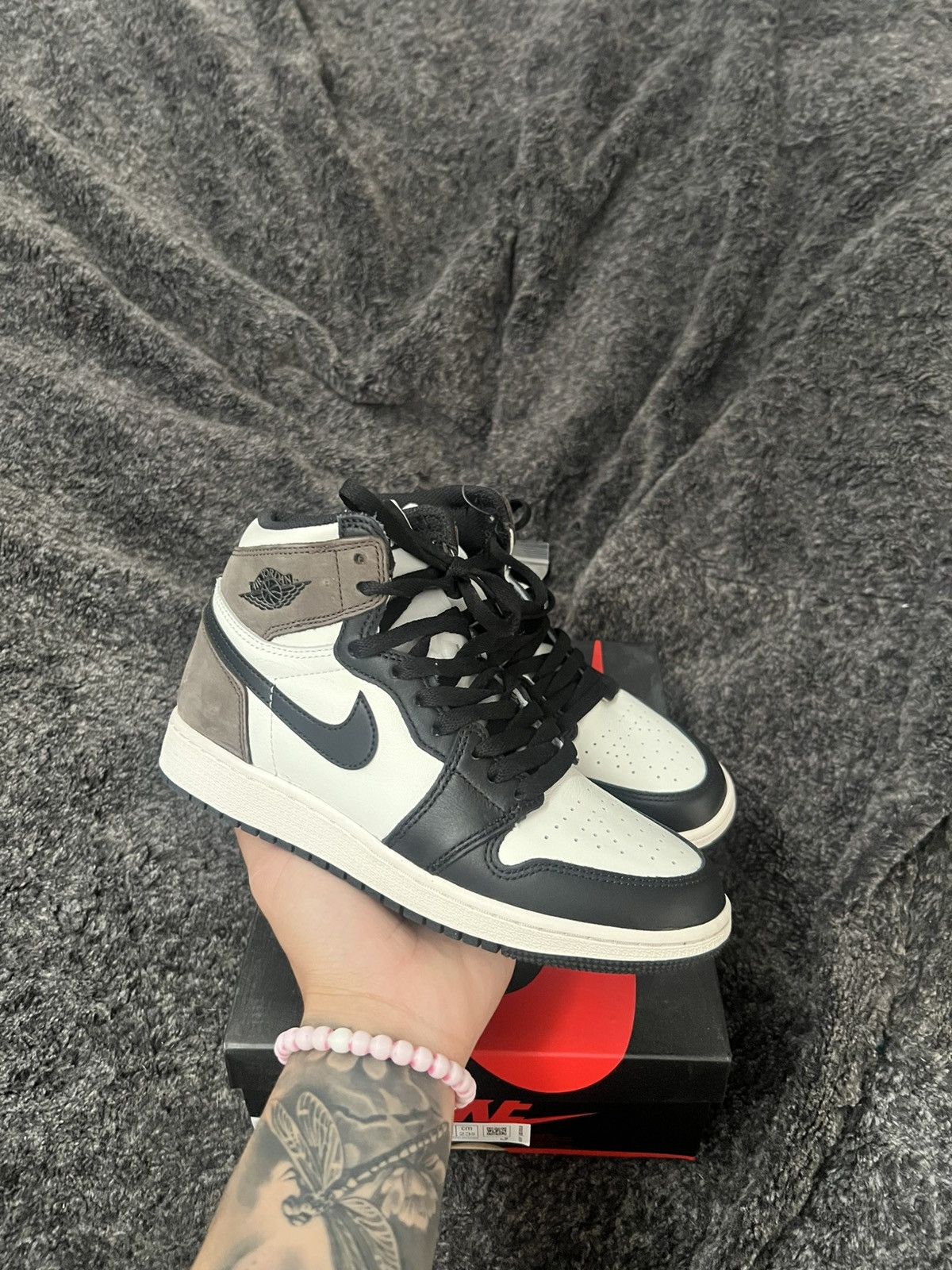 Nike Jordan 1 Dark Mocha (GS) Size US 5 / EU 37 - 1 Thumbnail