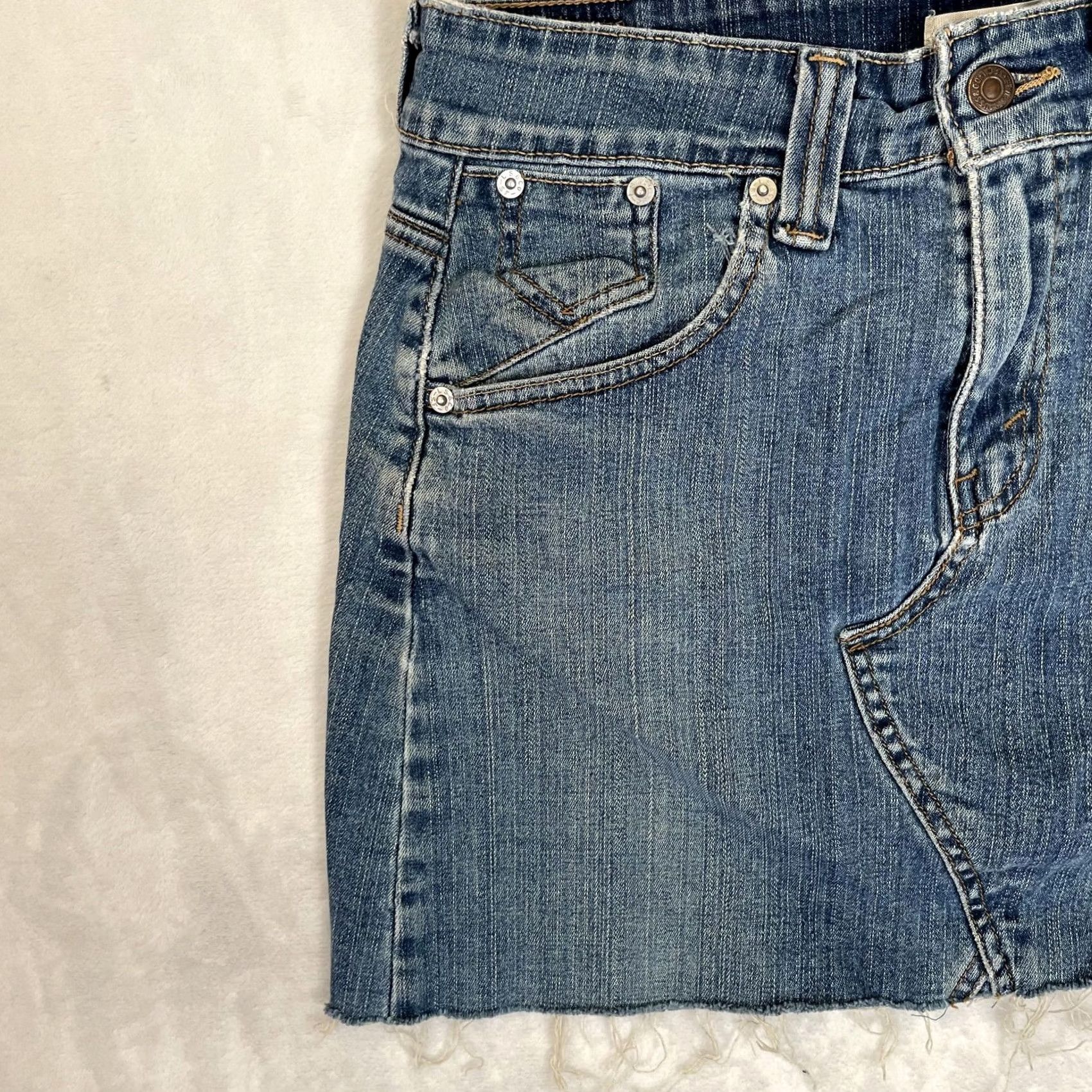 Levi's VINTAGE Levi's Skirt Womens 4 Blue Denim Raw Hem Mini Stretch 5 Pocket Casual Jeans Y2K Size 27" / US 4 / IT 40 - 2 Thumbnail