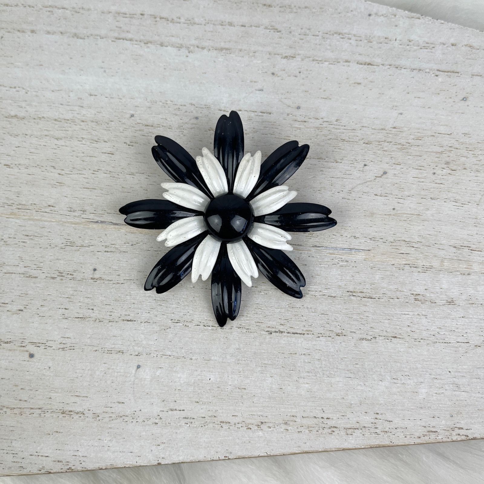 Vintage VTG 1960’s Black White Daisy Flower Brooch Pin Metal Enamel Size ONE SIZE - 4 Thumbnail