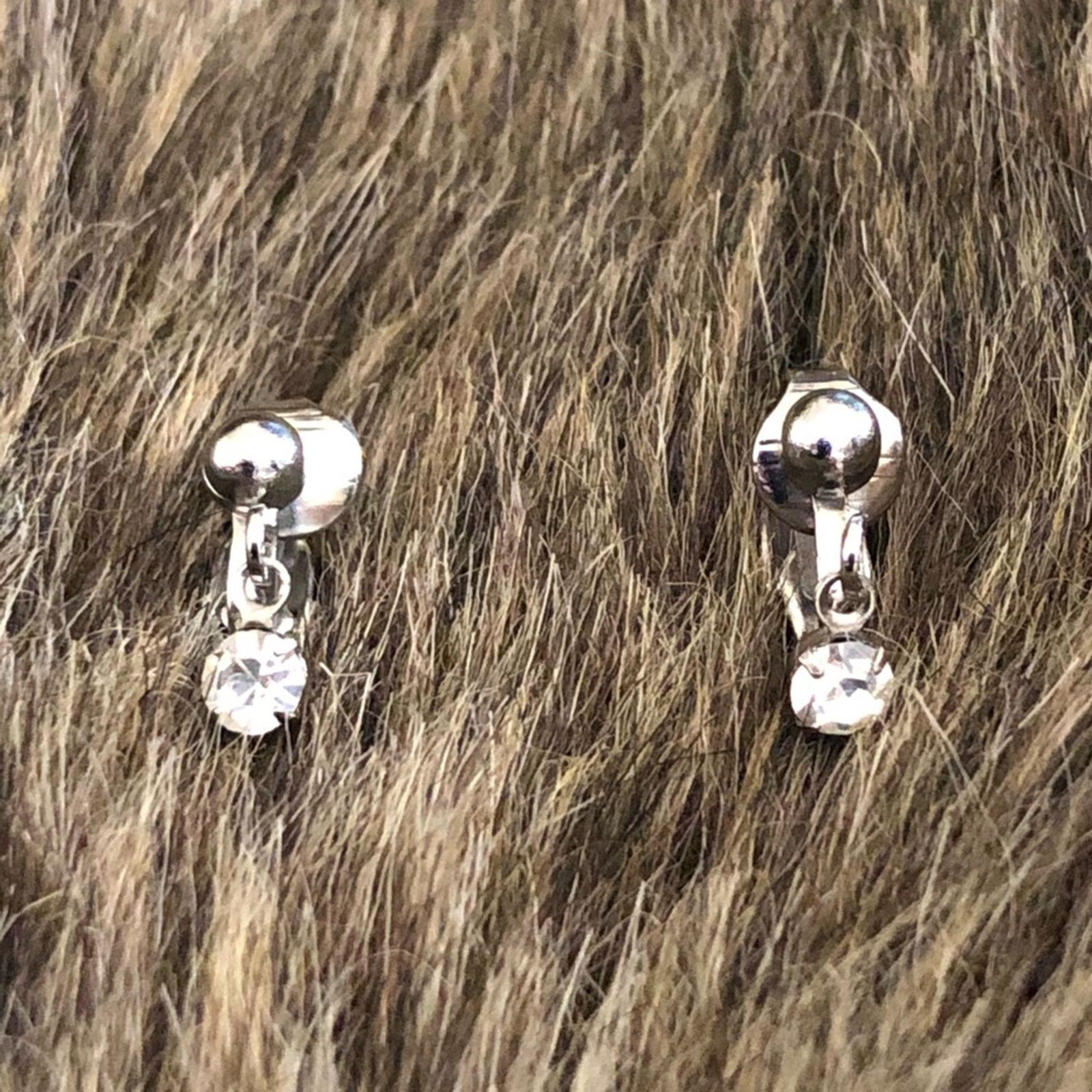 Vintage Vintage minimalist silver rhinestone clip earrings Size ONE SIZE - 1 Thumbnail