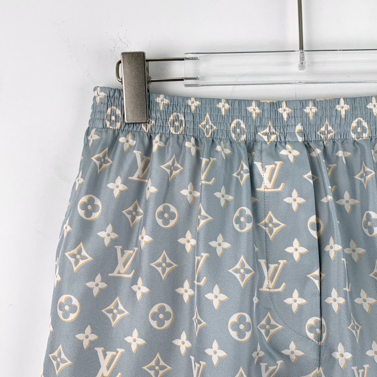 Louis Vuitton Louis Vuitton Allover Monogram Mulberry Silk Shorts K26WX Size 26" / US 2 / IT 38 - 3 Thumbnail