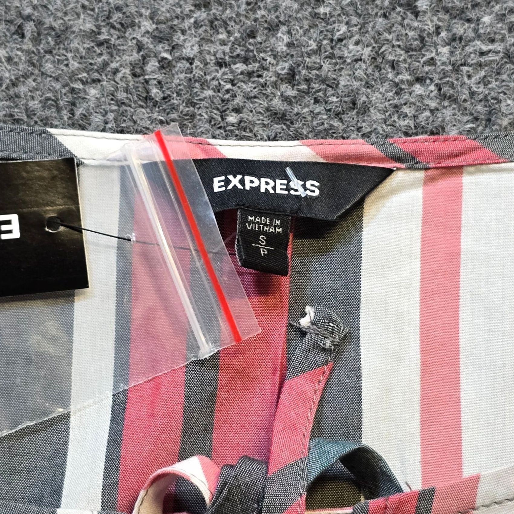 Express Express Top Womens Size S Gray Red Stripe Cropped Long Sleeve Blouse Size S / US 4 / IT 40 - 3 Thumbnail