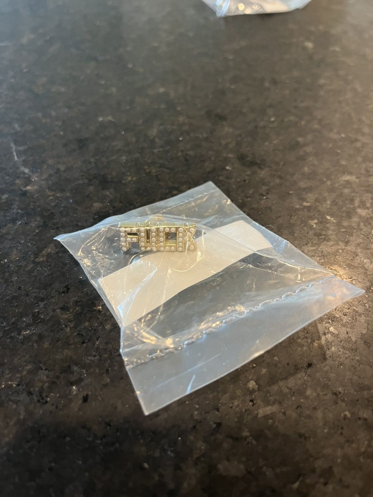 小物 Supreme Fuck Pin3 Supreme Fuck Em! Pin (A.P.C. FW09) Silver - US