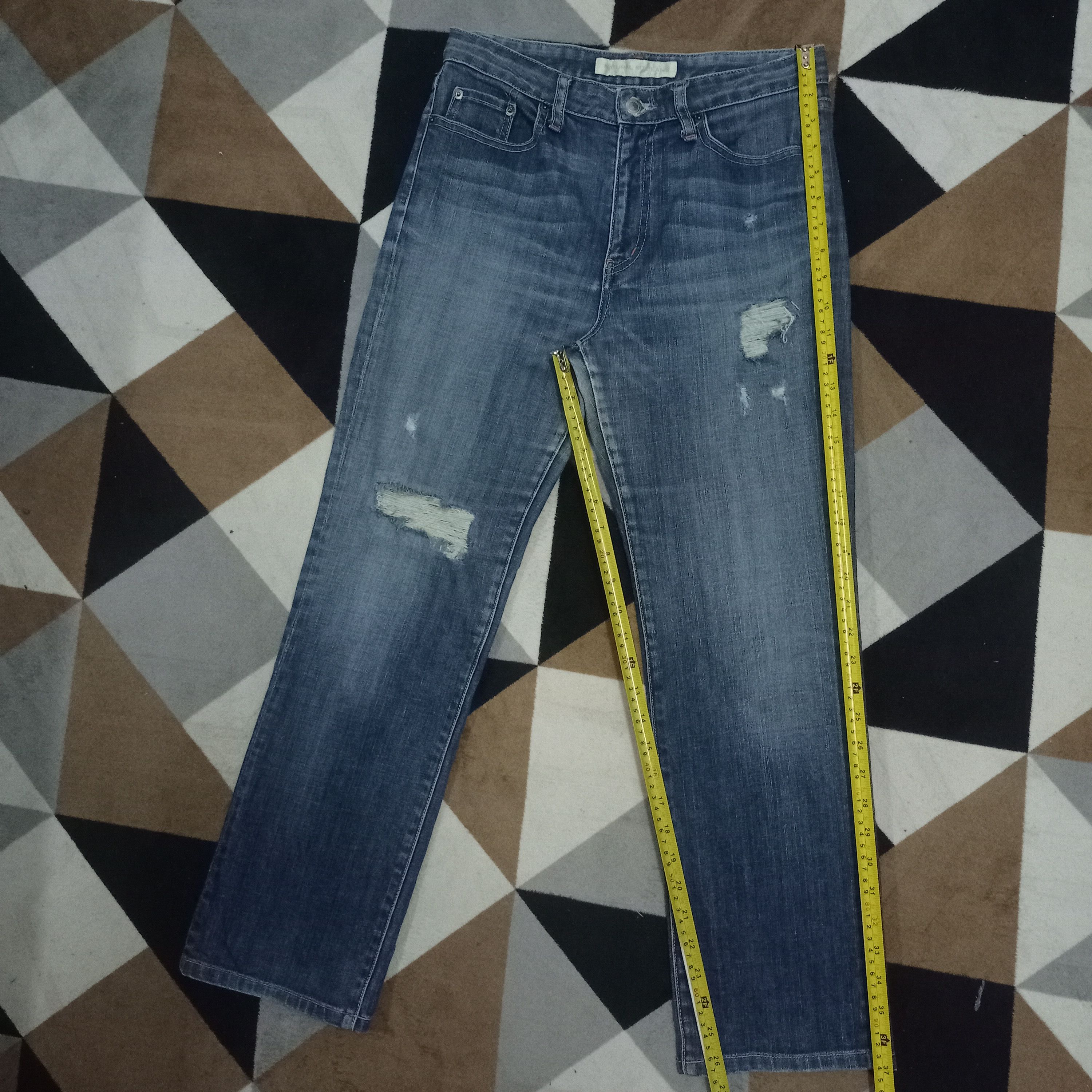 Uniqlo Vintage Japanese Uniqlo Blue Wash Distressed Jeans 29x27 Size US 29 - 9 Thumbnail