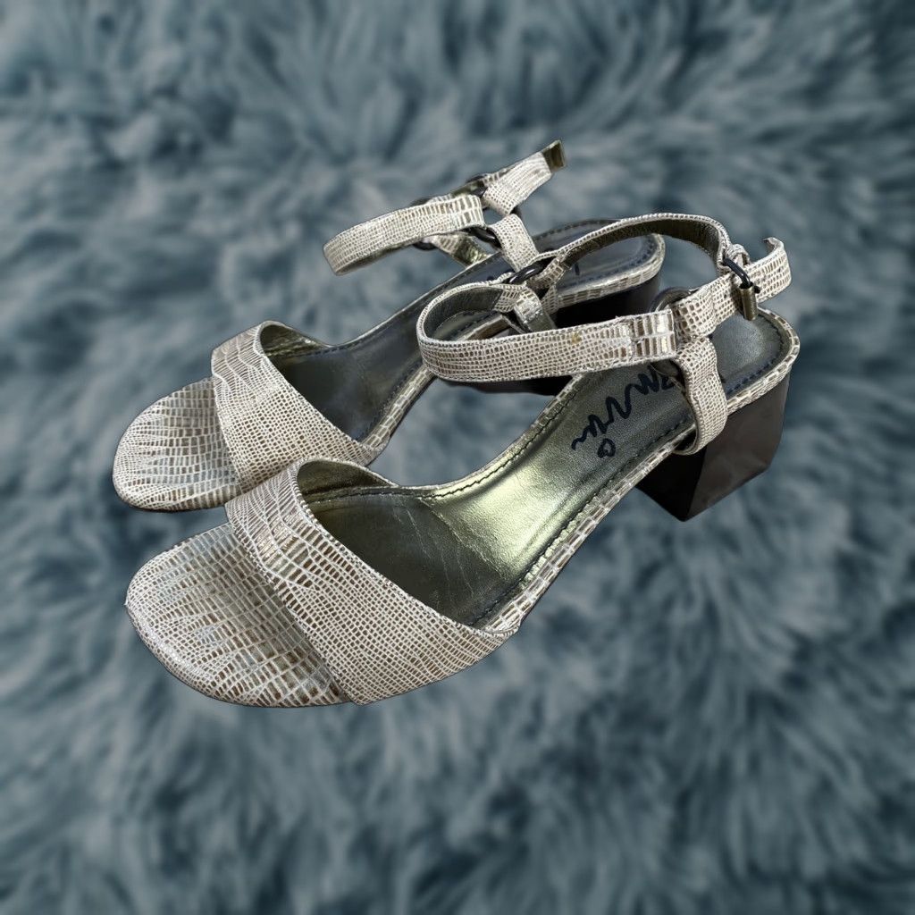 Lanvin VINTAGE Lanvin Leather Chunky Heel Sandlae Gold Women’s Sz 37 Sandal Strap Womens Shoes Gold Mid 2-2.9 in Straps US7 Victory? Size US 7 / IT 37 - 1 Thumbnail