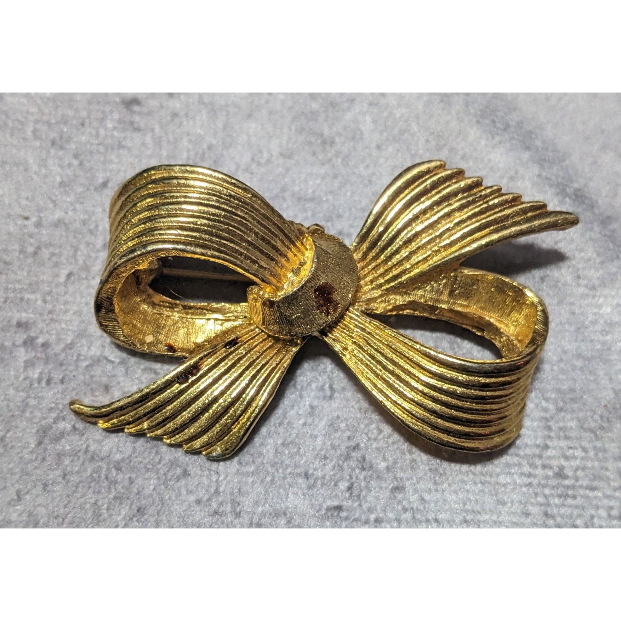 Other Vintage Bow Shaped Gold Tone Metal Brooch Size ONE SIZE - 4 Thumbnail