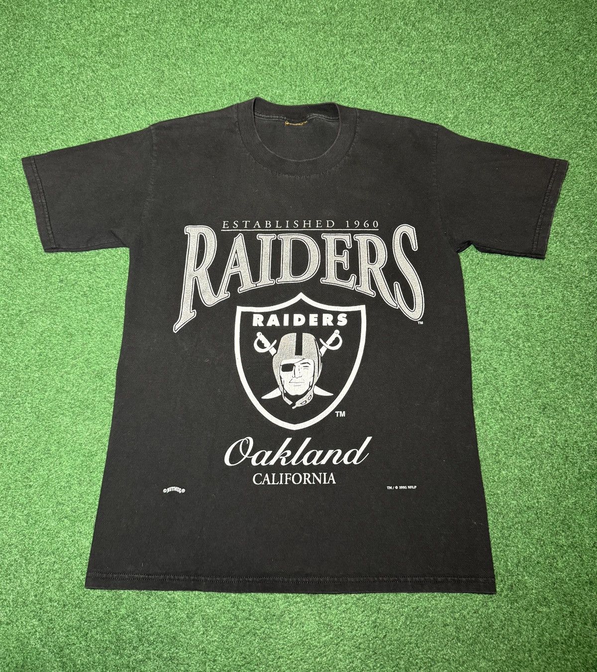 Nutmeg Vintage 90s Oakland Raiders Nutmeg Mills Retro NFL T Shirt Size US M / EU 48-50 / 2 - 1 Thumbnail