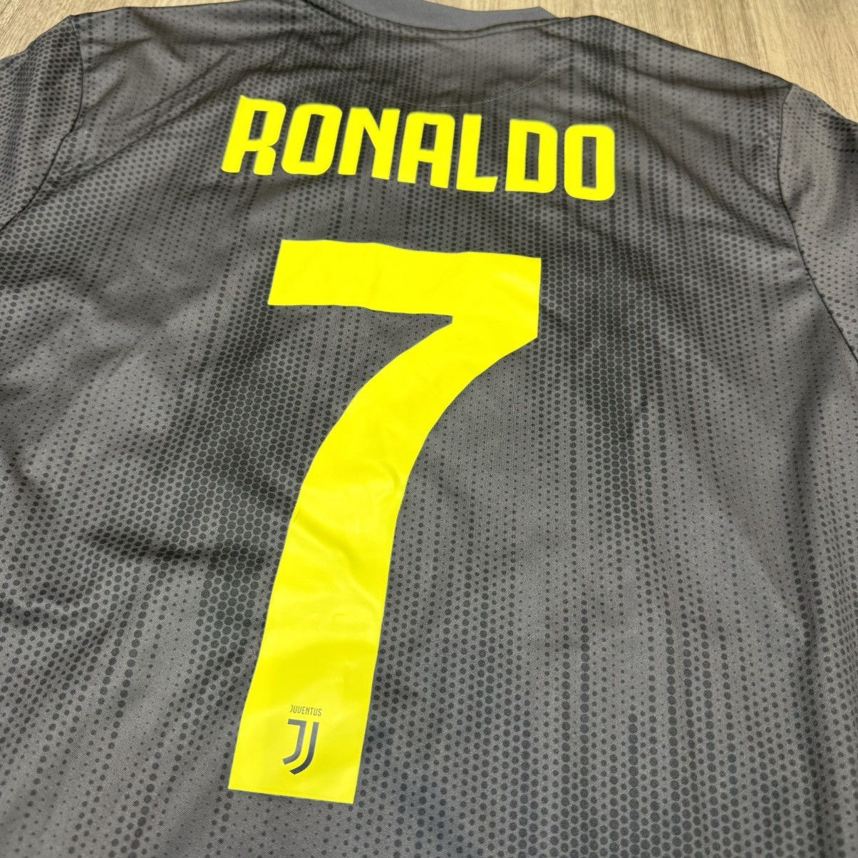 Adidas Juventus 18/19 C/L third away #7 Ronaldo Size US M / EU 48-50 / 2 - 4 Thumbnail