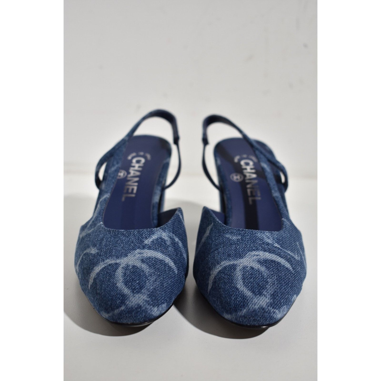 Chanel 23B Coco Sling Denim White CC Logo Slingback Block Heel 37 Size US 7 / IT 37 - 6 Thumbnail