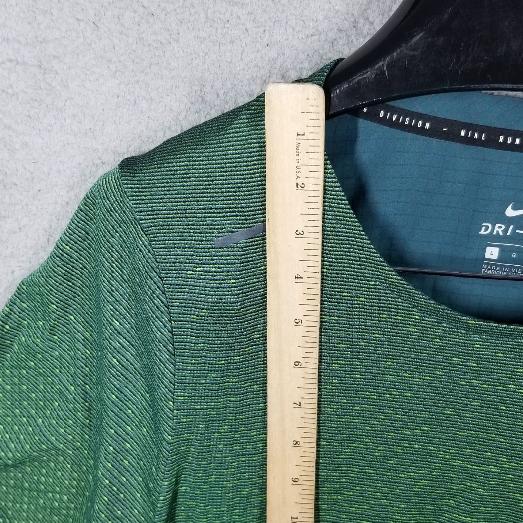 Nike Nike Pinnacle Run Division Short Sleeve Shirt L Green Mens T-Shirt Running Moisture Wicking Geometric 304 DA0426 Size US L / EU 52-54 / 3 - 5 Thumbnail