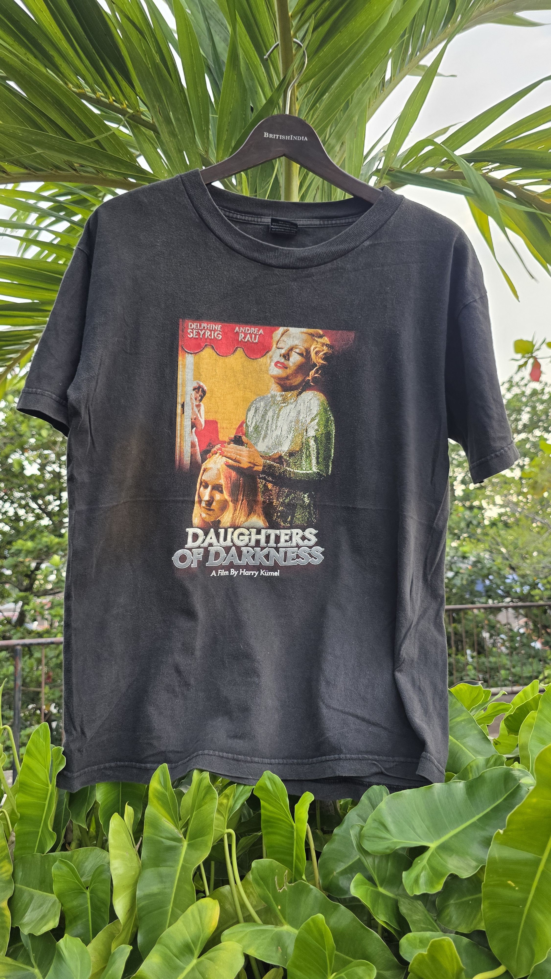 Expert Horror VINTAGE Y2K MOVIE DAUGHTER OF DARKNESS TSHIRT Size US M / EU 48-50 / 2 - 2 Thumbnail