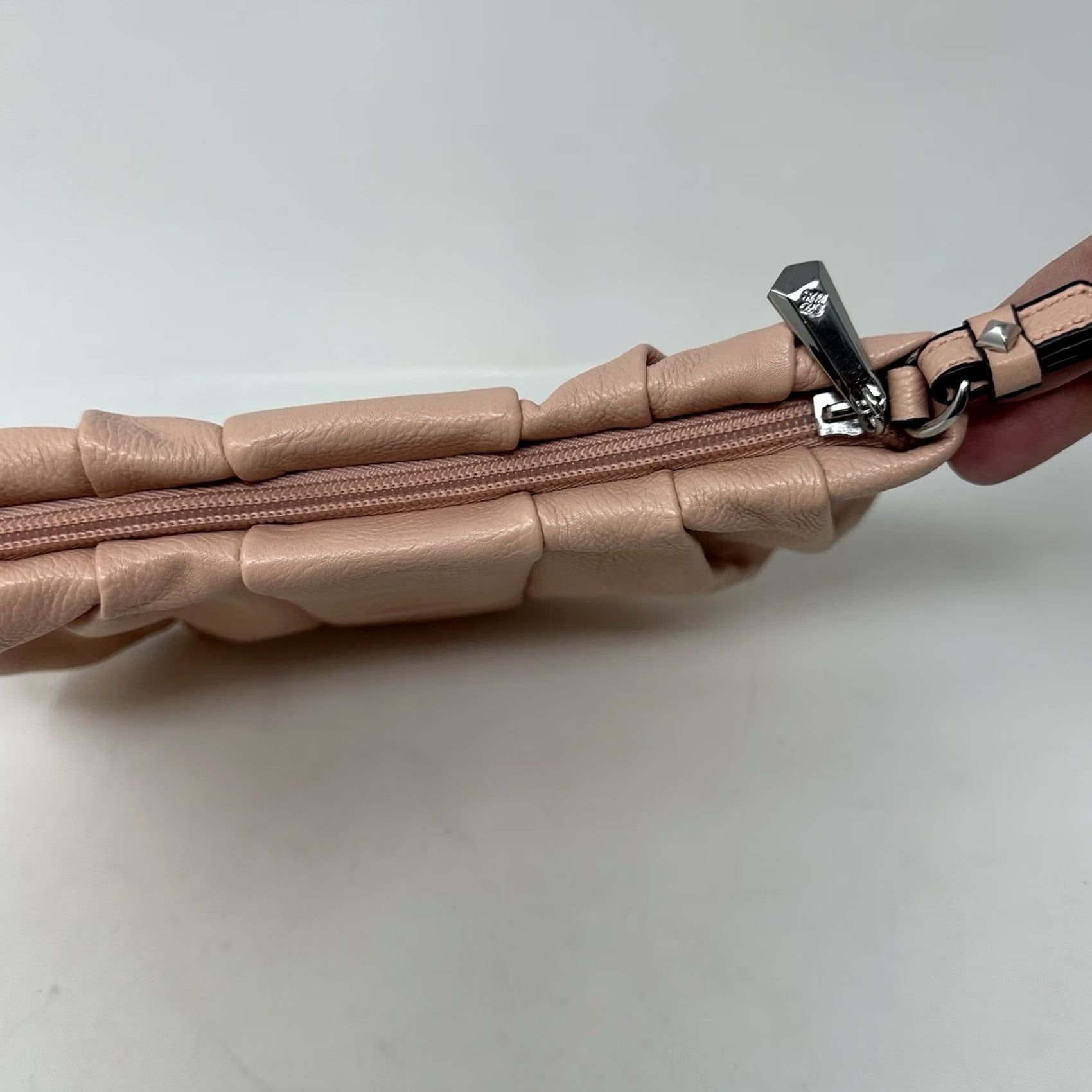 Vintage Vera Wang Simply Vera Wang Clutch Wristlet Pink Gray Made Bag Womens Small Faux Leather Zip Wrist Strap Pebbled Lightweight Pattern: Solid Size ONE SIZE - 6 Thumbnail