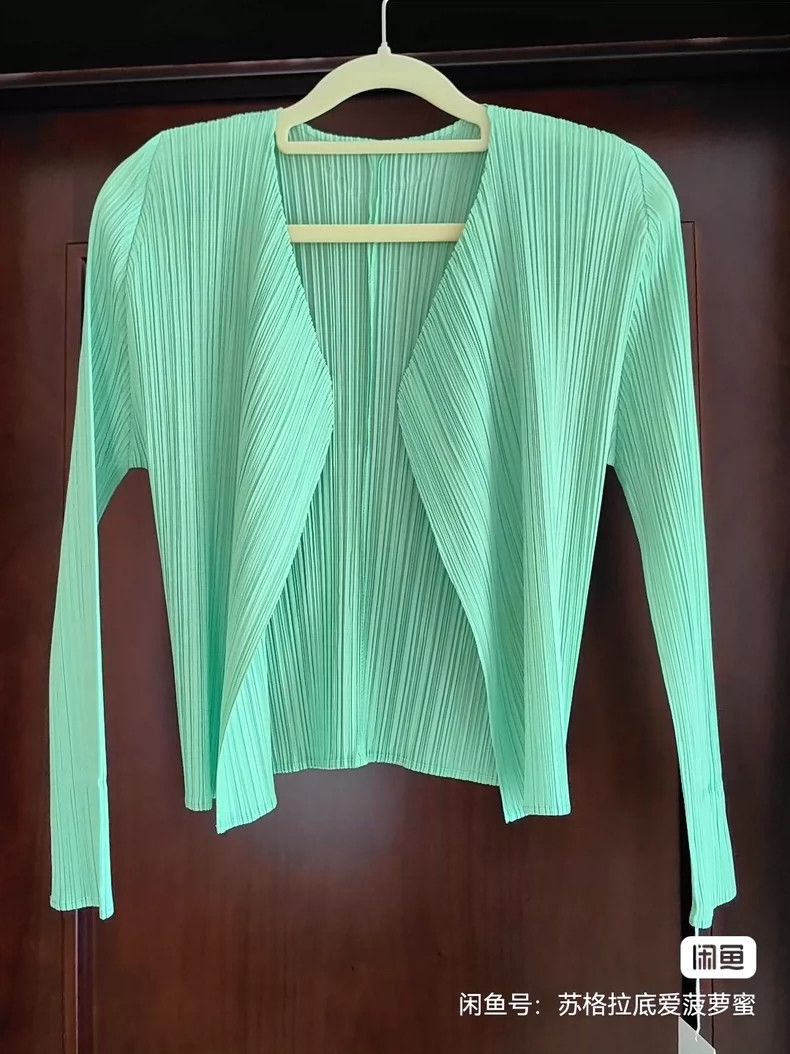 Issey Miyake size:3 A colorful green pleated cardigan