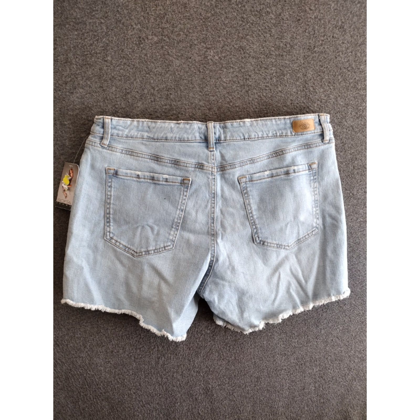 Vintage Sofia Vergara Jeans Lila Mid Rise HI-Low Hem Light Wash Denim Shorts 14 Women Size 36" / US 14 / IT 50 - 2 Thumbnail