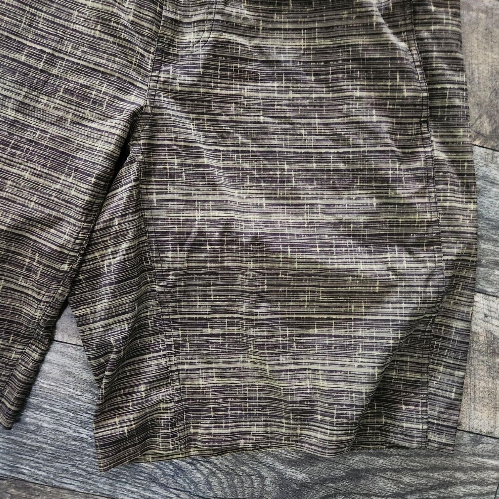Lululemon Lululemon Mens XL Green Black T.H.E. Short Linerless Shorts Athletic 9" Inseam Size US 36 / EU 52 - 2 Thumbnail