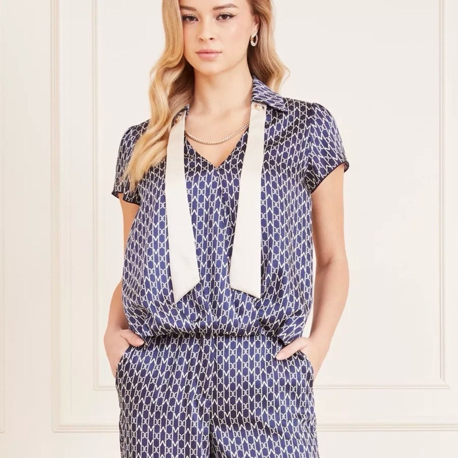 Other New Marciano Chic Navy Patterned Blouse with Tie & Chain XS Size S / US 4 / IT 40 - 6 Thumbnail