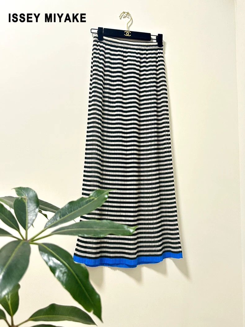 Issey Miyake Issey Miyake size:M Black and white striped skirt Size 22" - 1 Thumbnail