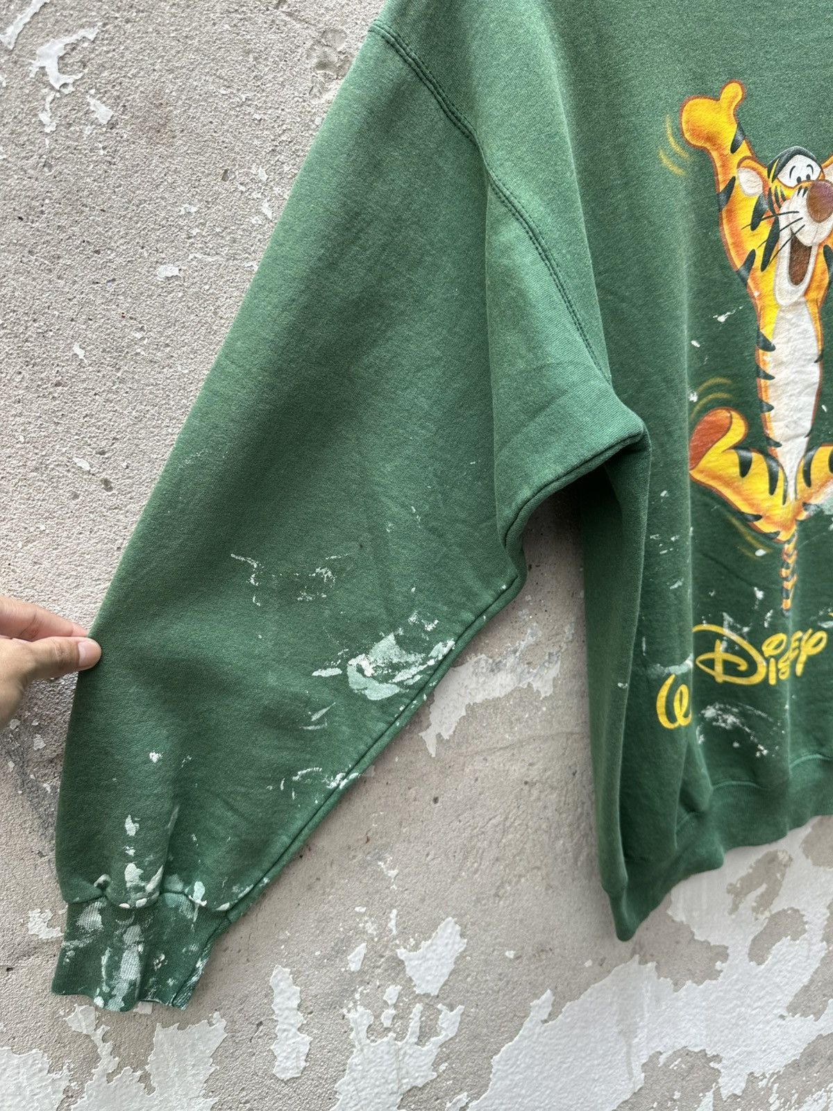 Disney Vintage 90's Disney Tigger Pooh Distrssed Paint Sweatshirt Size US L / EU 52-54 / 3 - 4 Thumbnail