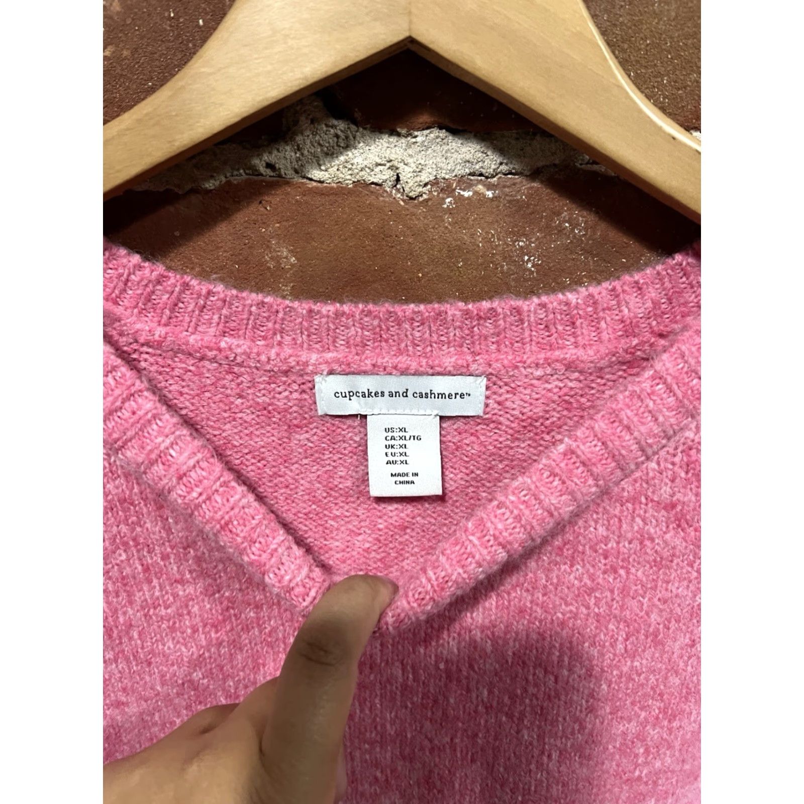 Vintage Cupcakes and Cashmere Women Heart Sweater L Pink Crew Neck Pullover Knit Long Sleeve, Regular, Adult Womens Size L / US 10 / IT 46 - 2 Thumbnail