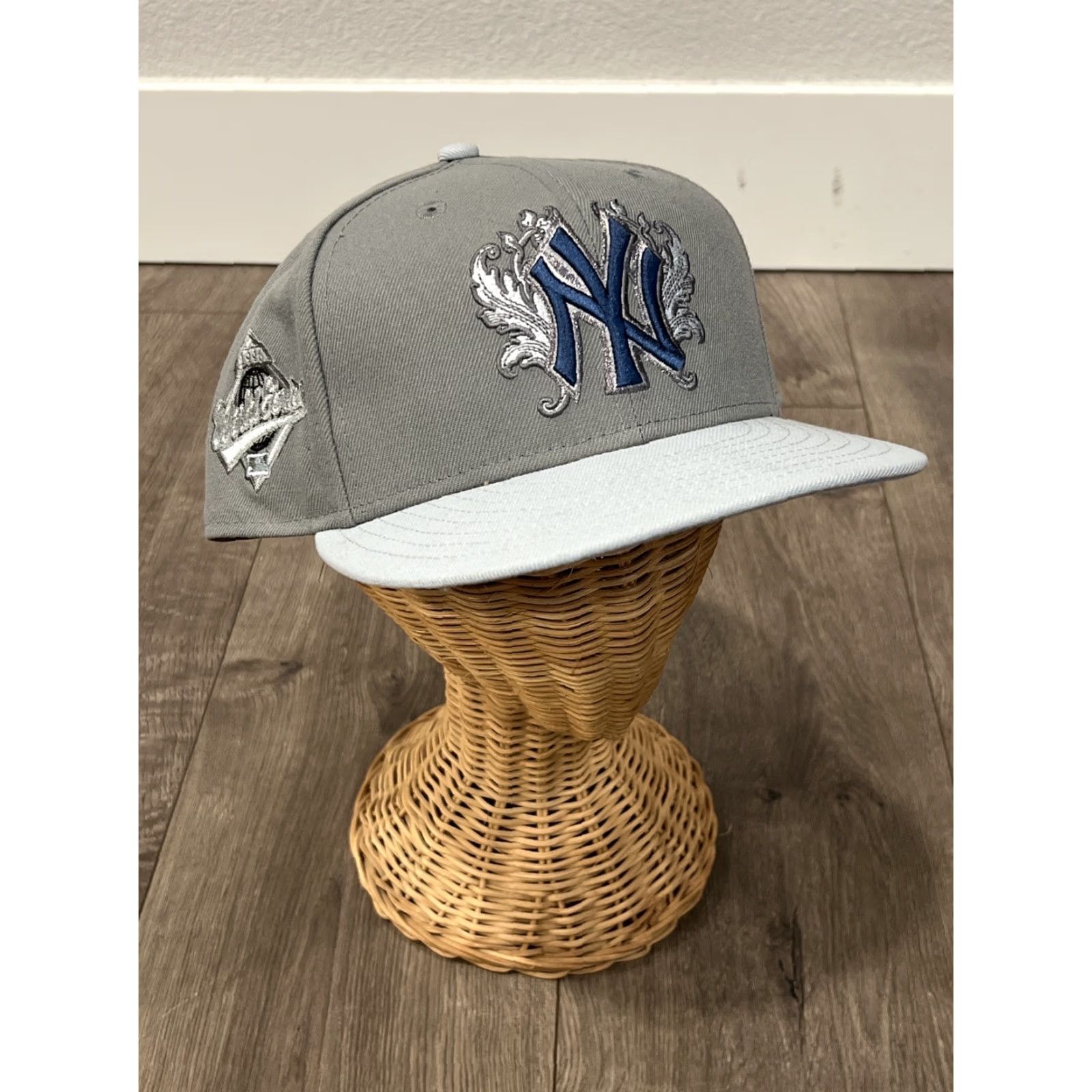 Vintage NEW YORK YANKEES Silver Baseball Cap 8 Exclusive London Mens Size ONE SIZE - 2 Thumbnail