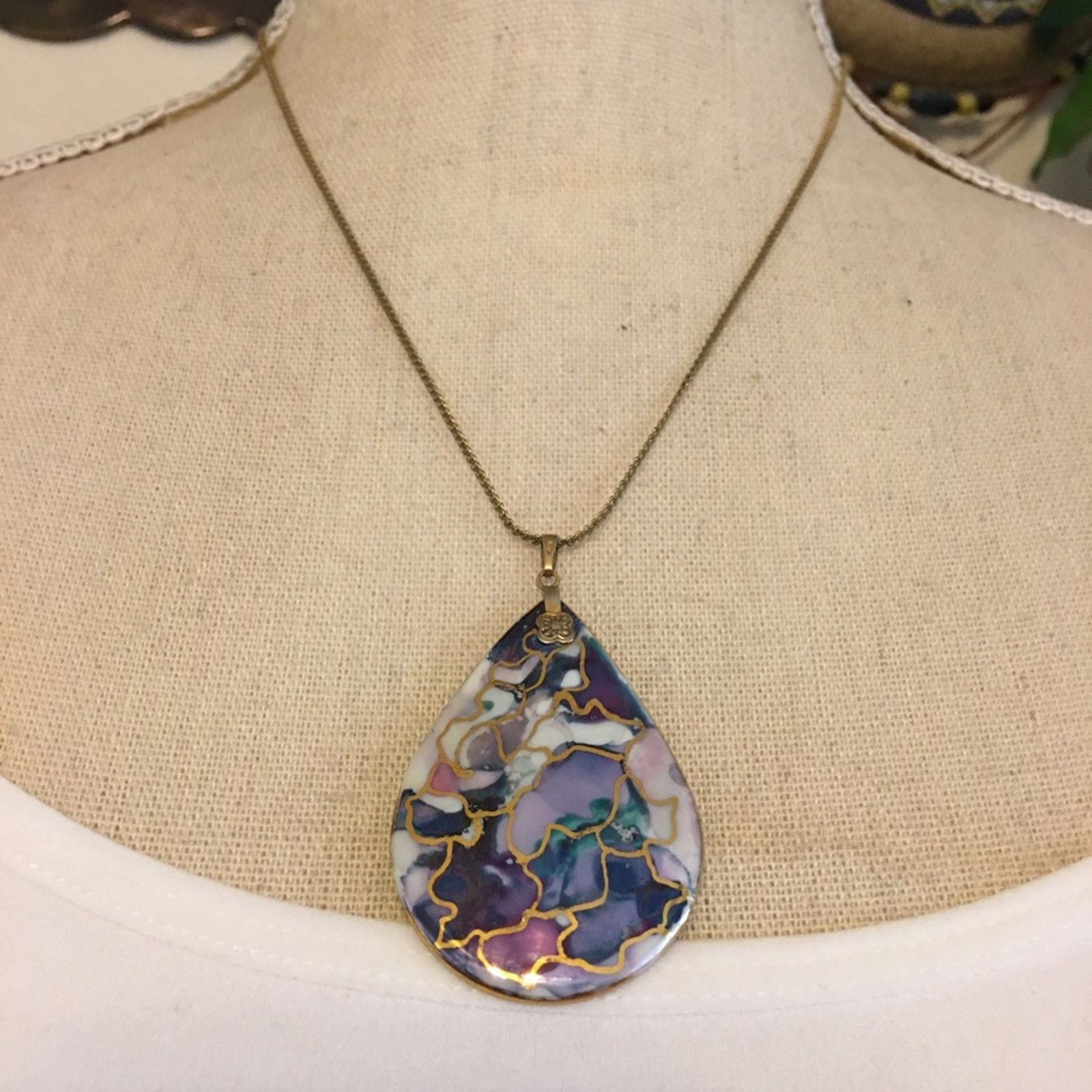 Vintage Vintage hand painted ceramic pendant on chain Size ONE SIZE - 1 Thumbnail