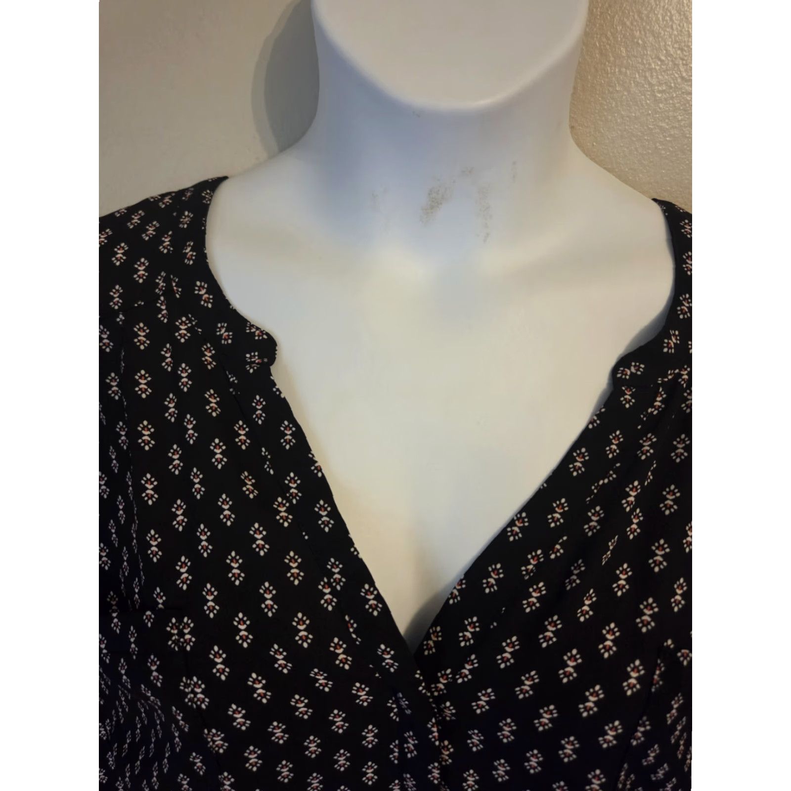 Torrid Torrid Harper Black Geometric Print Flutter Sleeve Top Shirt 5X Womens Blouse V-Neck Pocket Lightweight Polyester 5X Vintage No Dress? Size XXL / US 16-18 / IT 52-54 - 2 Thumbnail