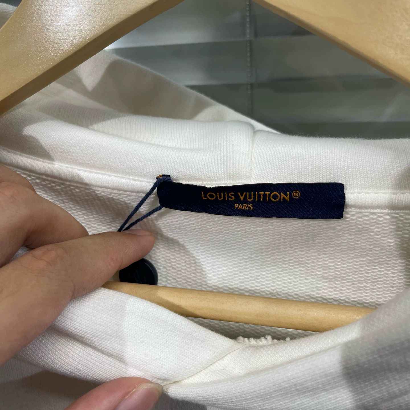 Louis Vuitton LV 25ss White Embossed Logo Hoodie L New Bestseller Size US L / EU 52-54 / 3 - 3 Thumbnail