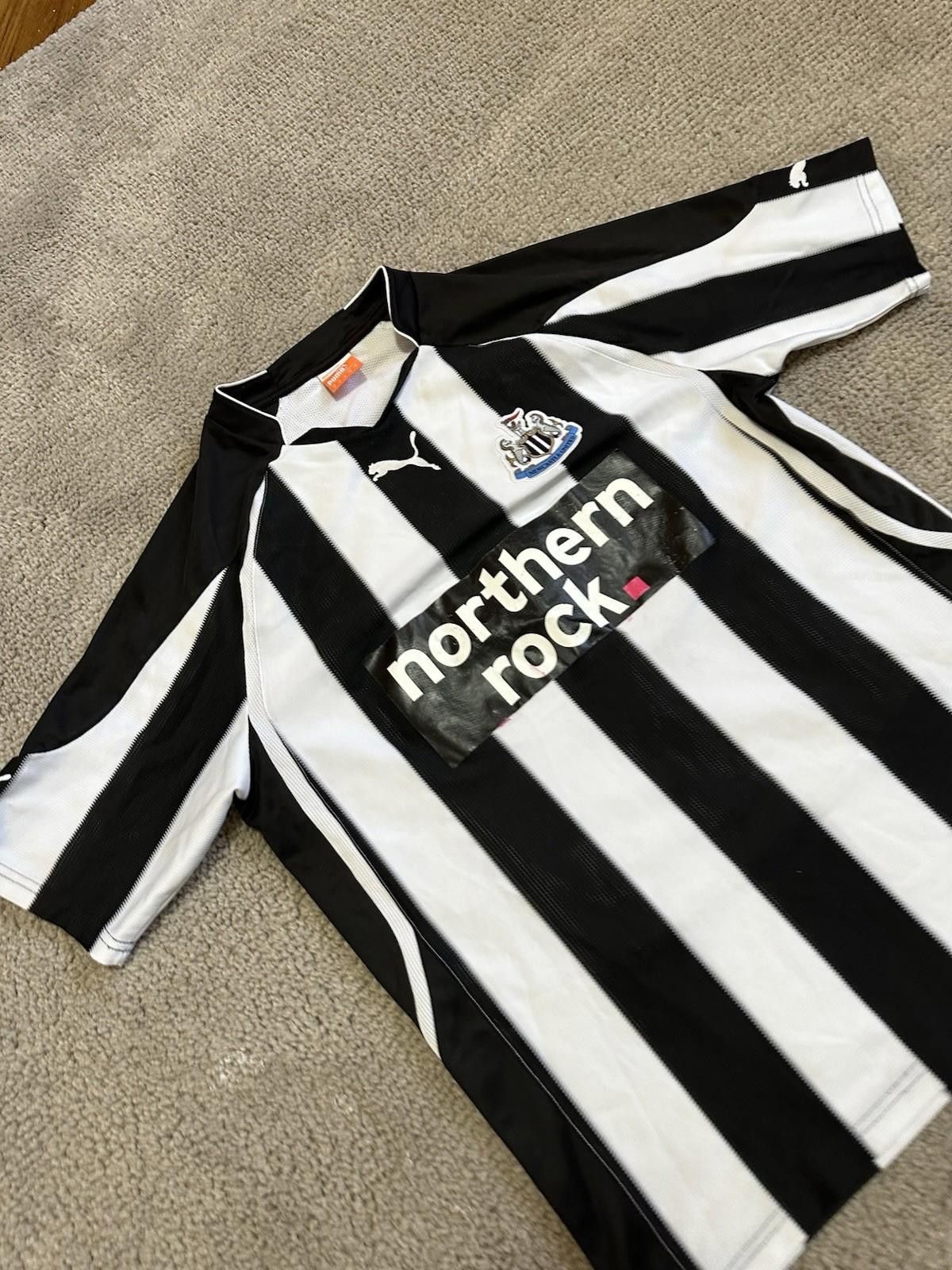Puma NEWCASTLE UNITED 2010 2011 HOME FOOTBALL SHIRT SOCCER JERSEY Size US M / EU 48-50 / 2 - 3 Thumbnail