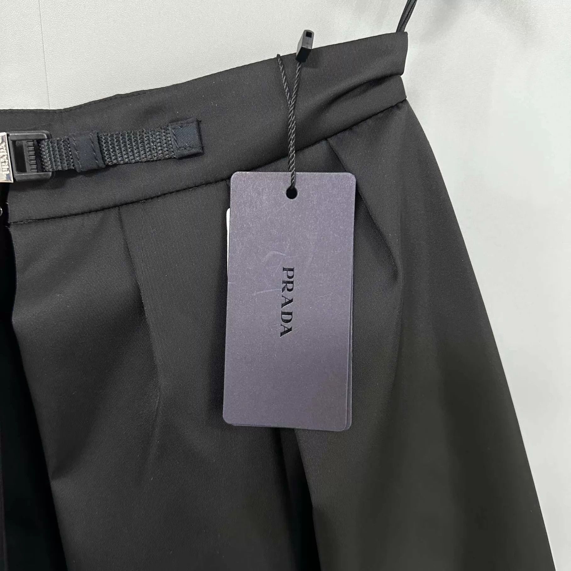 Prada PRADA Triangle Logo Nylon Pleated Skirt 36 Size 25" / US 0 / IT 36 - 7 Thumbnail