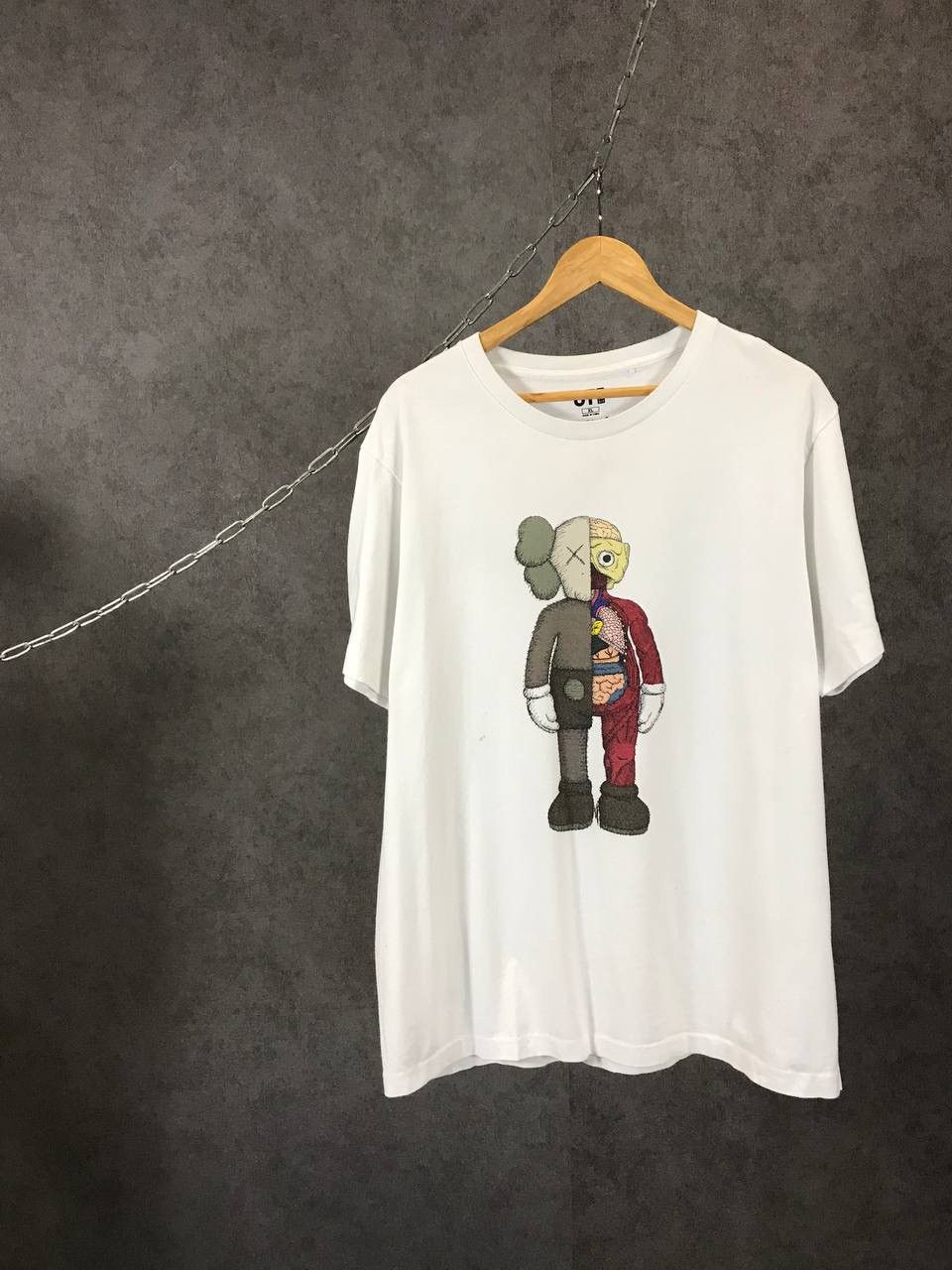 Kaws × Uniqlo Kaws x Uniqlo art big logo designer tee Size US XL / EU 56 / 4 - 1 Thumbnail