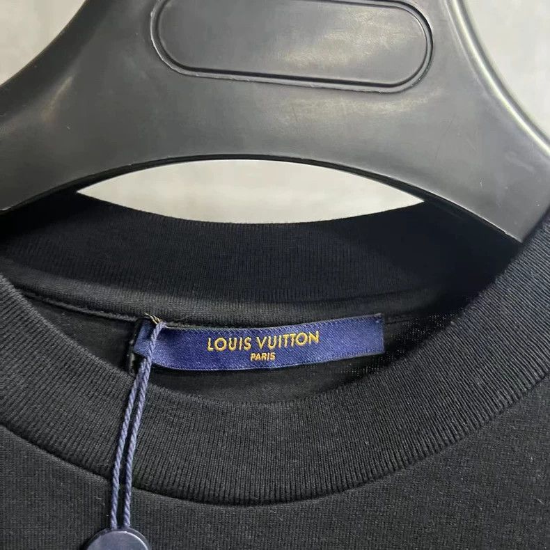 Louis Vuitton Louis Vuitton Black cotton embossed short sleeve T-shirt Size US S / EU 44-46 / 1 - 3 Thumbnail