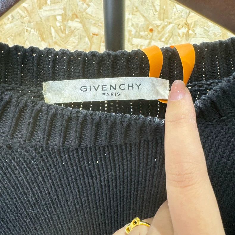 Givenchy Givenchy I Feel Love destroyed sweater / 95 new Size US XS / EU 42 / 0 - 2 Thumbnail
