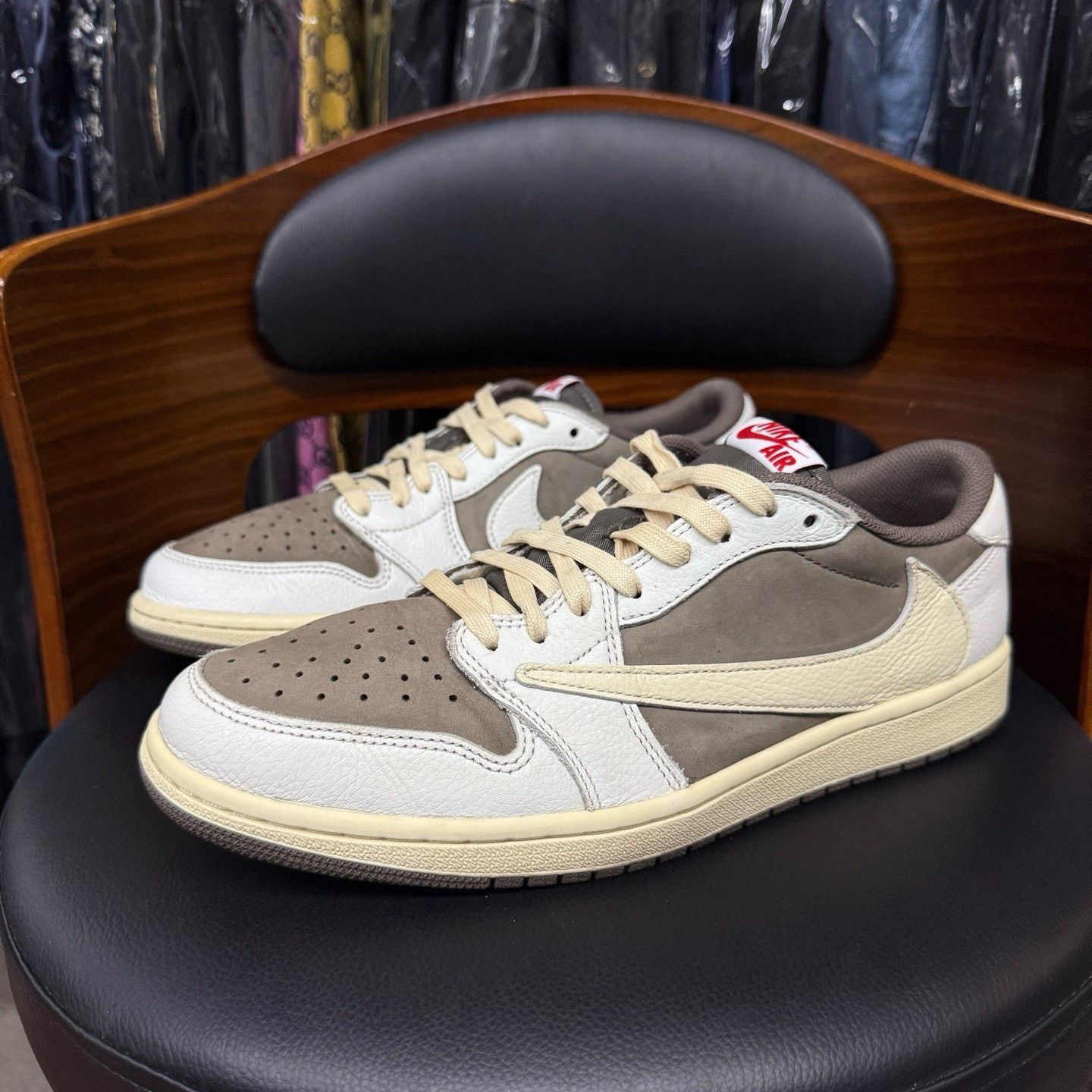 Nike Nike AJ1 White Lowtop Sneakers 44.5 Men Size US 11 / EU 44 - 1 Thumbnail