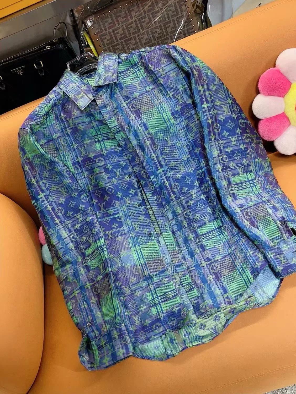 Louis Vuitton Louis Vuitton Neon Check Logo Print Shirt Size US S / EU 44-46 / 1 - 1 Thumbnail