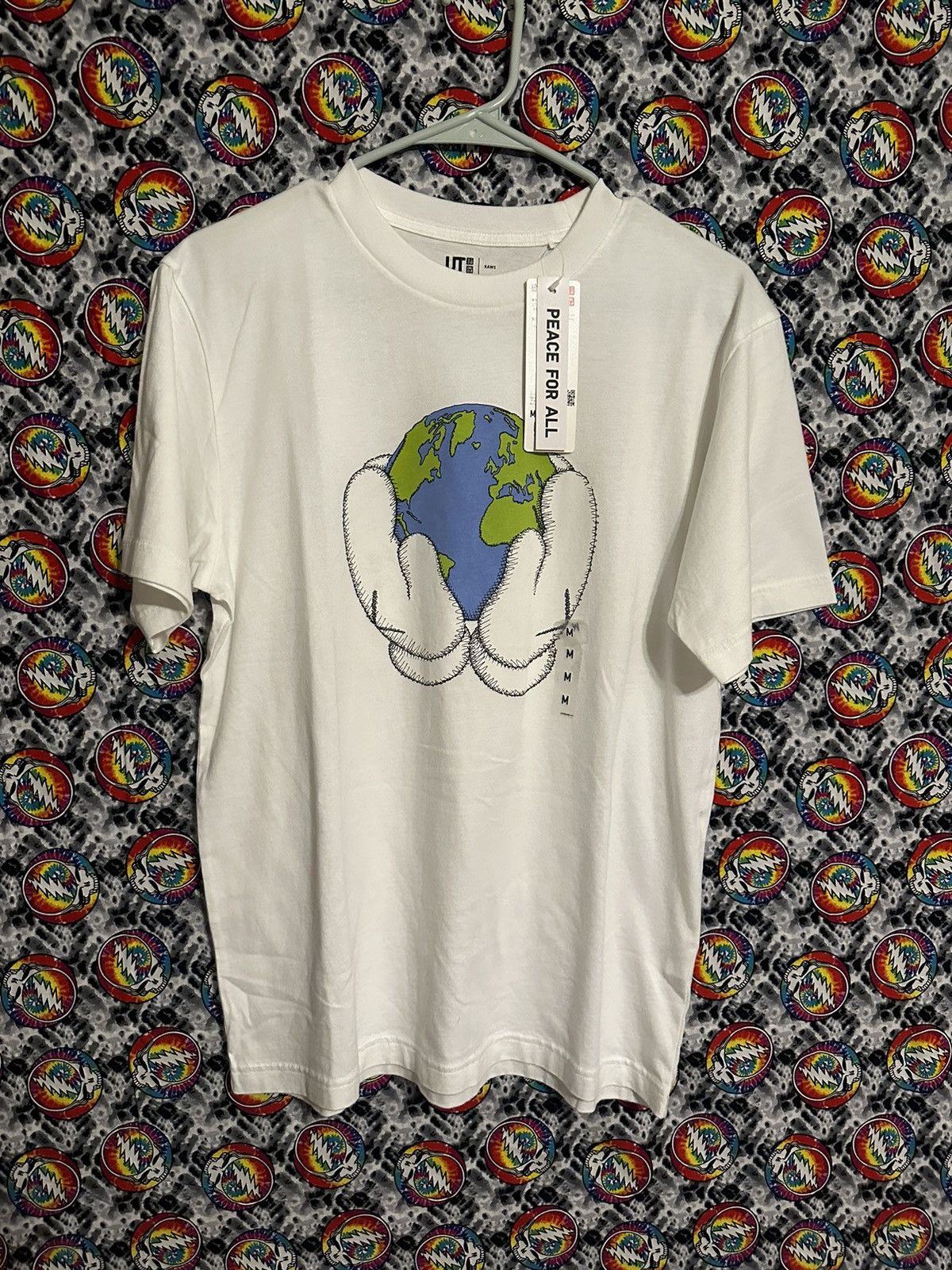 Kaws × Uniqlo KAWS Peace For All Size US M / EU 48-50 / 2 - 1 Thumbnail