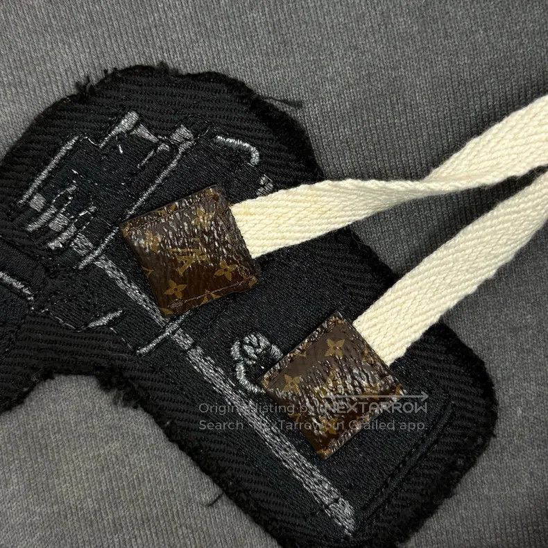 Louis Vuitton Louis Vuitton Gradient grey badge logo presbyopic leather Size US XS / EU 42 / 0 - 9 Thumbnail
