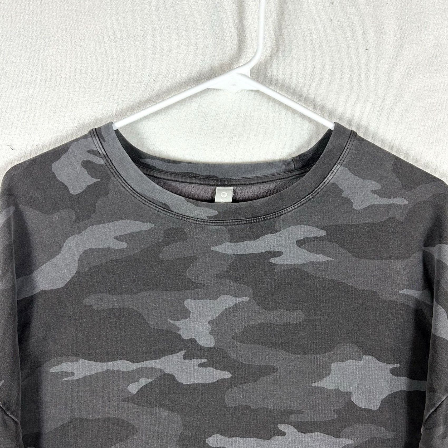 Athleta Athleta Sweatshirt Gray Camouflage Womens M Pullover Crew Neck Casual Activewear Yoga Gym Run Day to Day Size M / US 6-8 / IT 42-44 - 2 Thumbnail