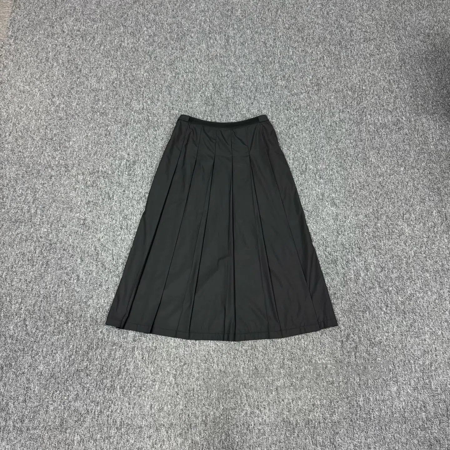 Dior Dior size 36 Waist-tightening buckle; pleated skirt| Size 28" / US 6 / IT 42 - 2 Thumbnail