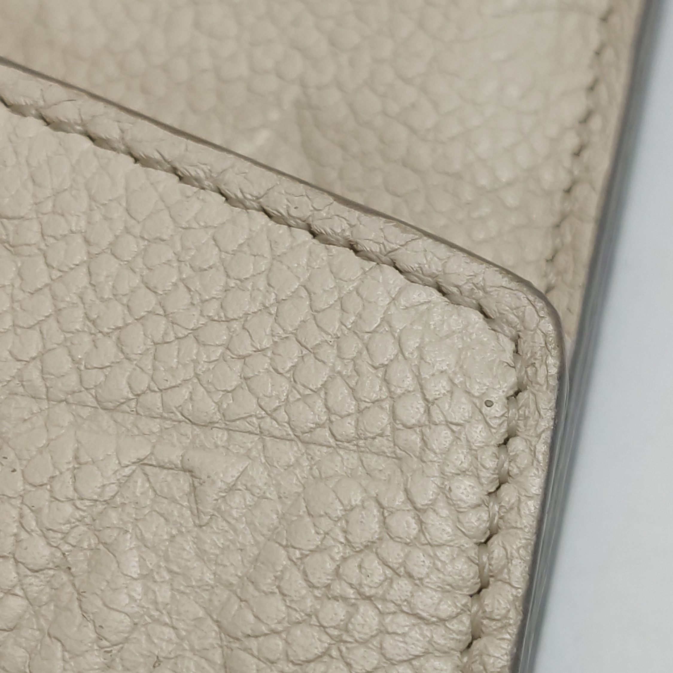 Louis Vuitton Louis Vuitton (LV) Cowhide solid color monogram embossed sn Size ONE SIZE - 1 Thumbnail