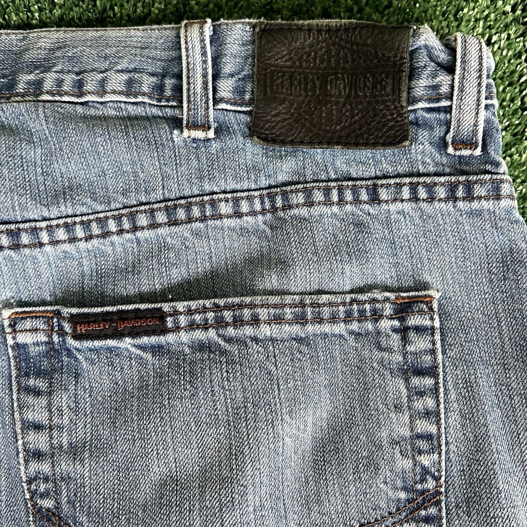 Harley Davidson VINTAGE Harley-Davidson Jeans Straight Leg Light Blue 39x31 Mens Denim Distressed 5-Pocket Biker Grunge 90s USA Men Size US 39 - 5 Thumbnail