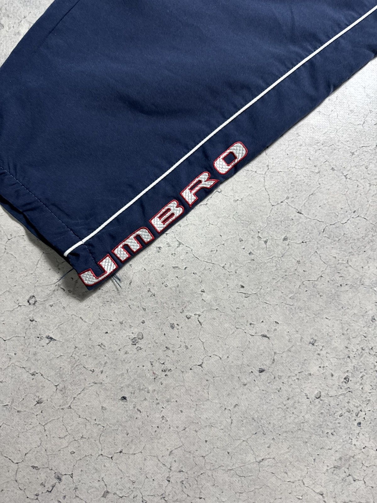Umbro Umbro Nylon Big Logo Baggy Track Pants Size S Size US 30 / EU 46 - 3 Thumbnail