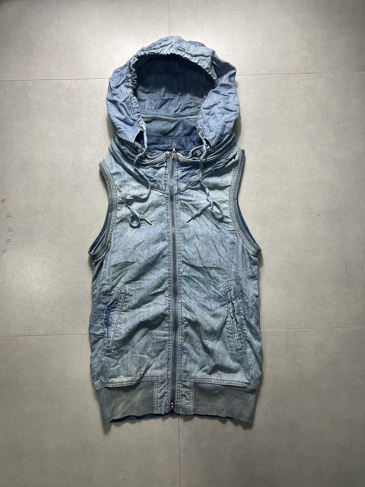 GOA Bono Vest •size S •features a hidden hood and double