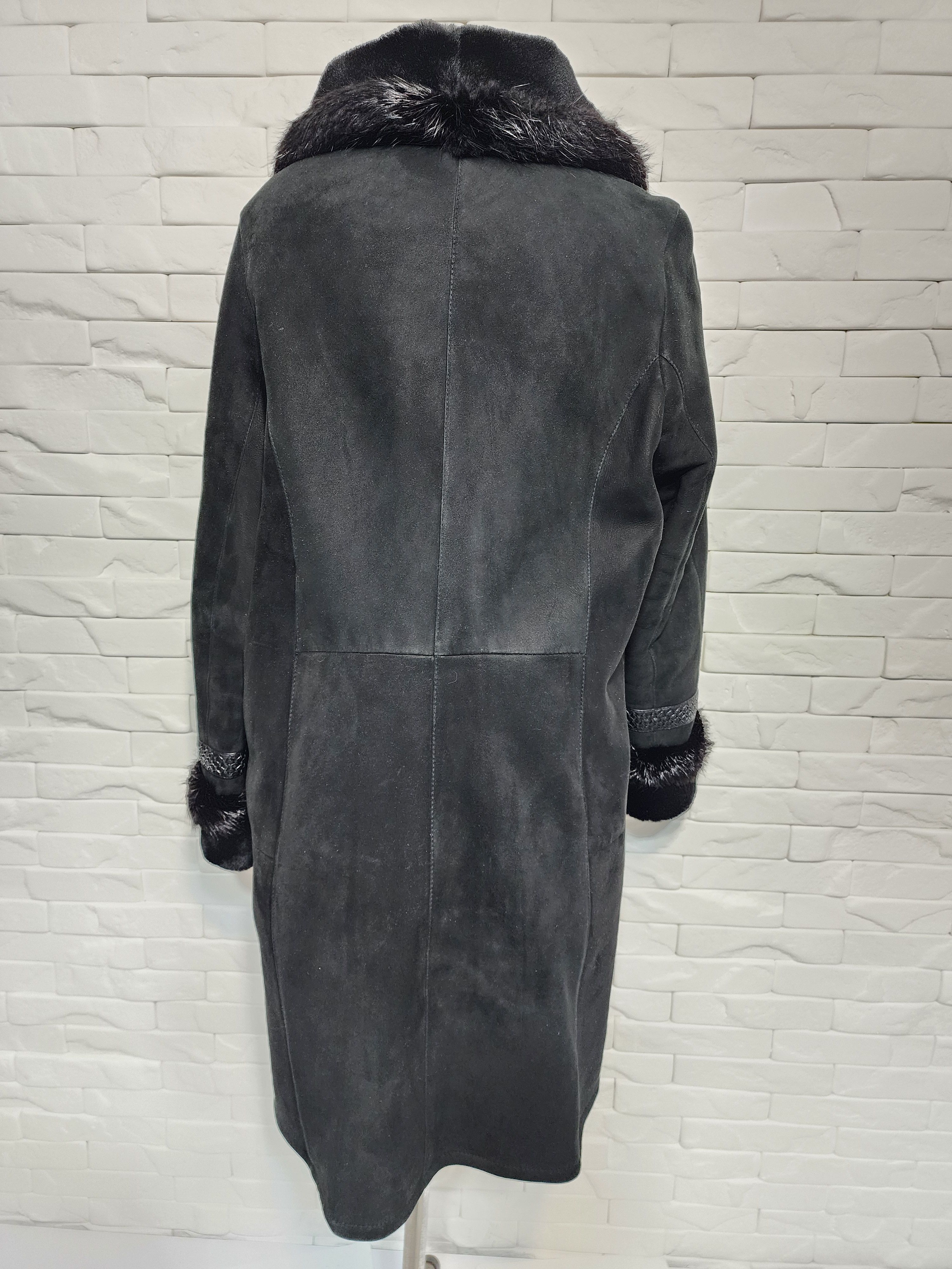 Uniqlo Black Sheepskin Coat: Women's Genuine Fur Trim, Button Front Size XXL / US 16-18 / IT 52-54 - 4 Thumbnail