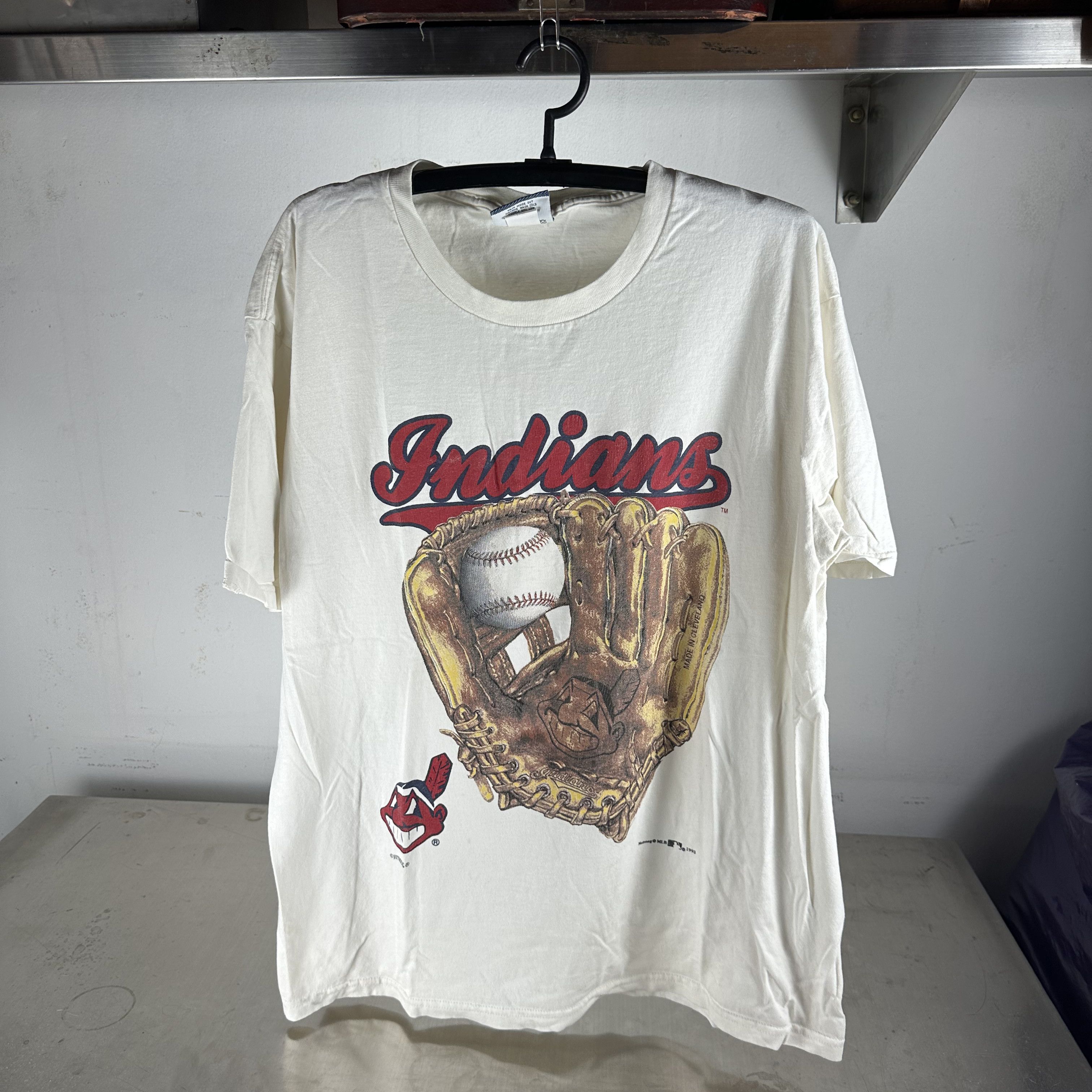 Vintage 1995 Cleveland Indians MLB Baseball Graphic T-Shirt