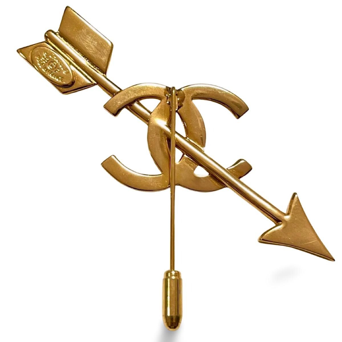 Chanel MINT. Vintage CHANEL Gold tone arrow brooch with CC motif. Size ONE SIZE - 3 Thumbnail