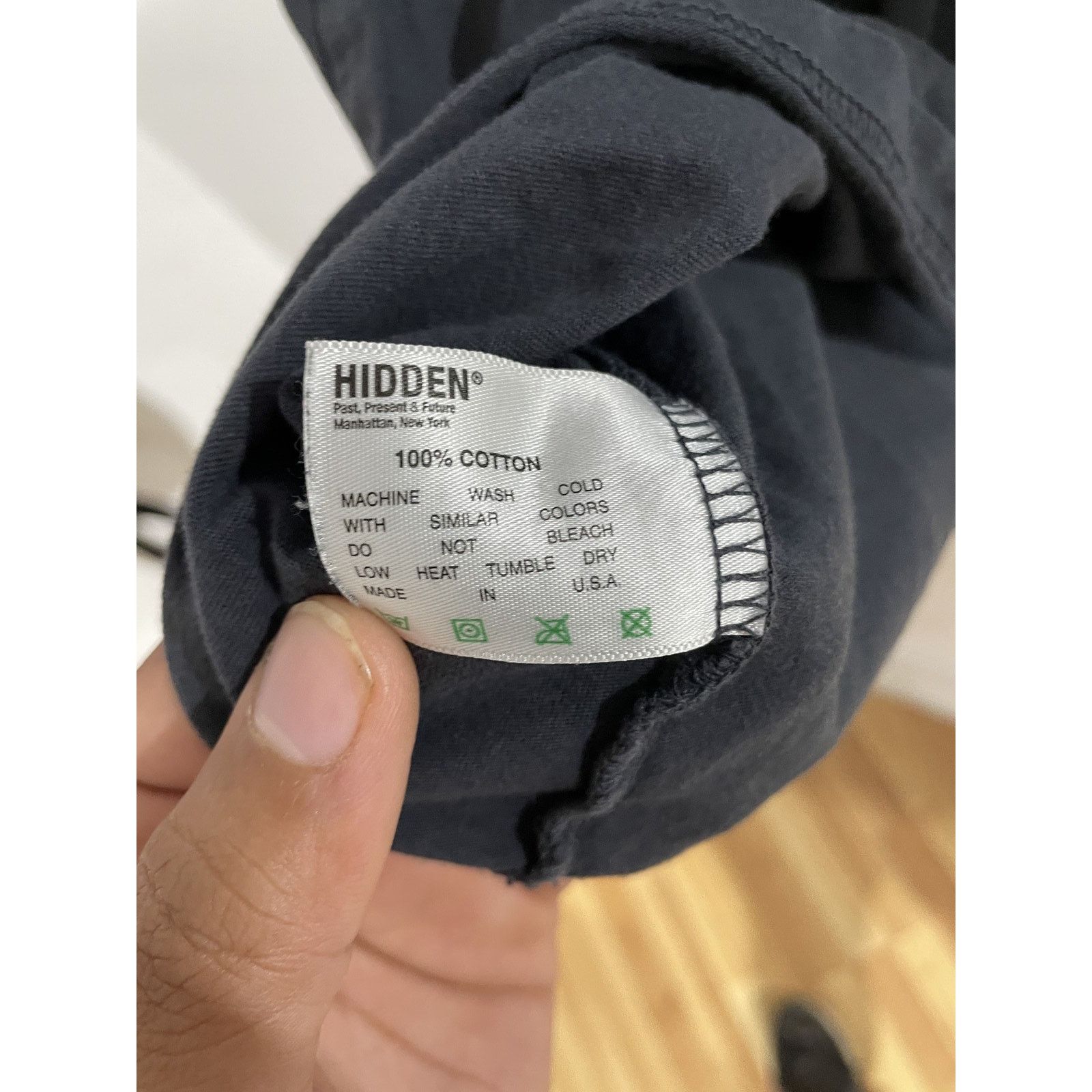 HIDDEN HIDDEN NY BLACK MONOCHROMATIC LOGO L/S TEE SIZE XL PREOWNED Size US XL / EU 56 / 4 - 3 Thumbnail
