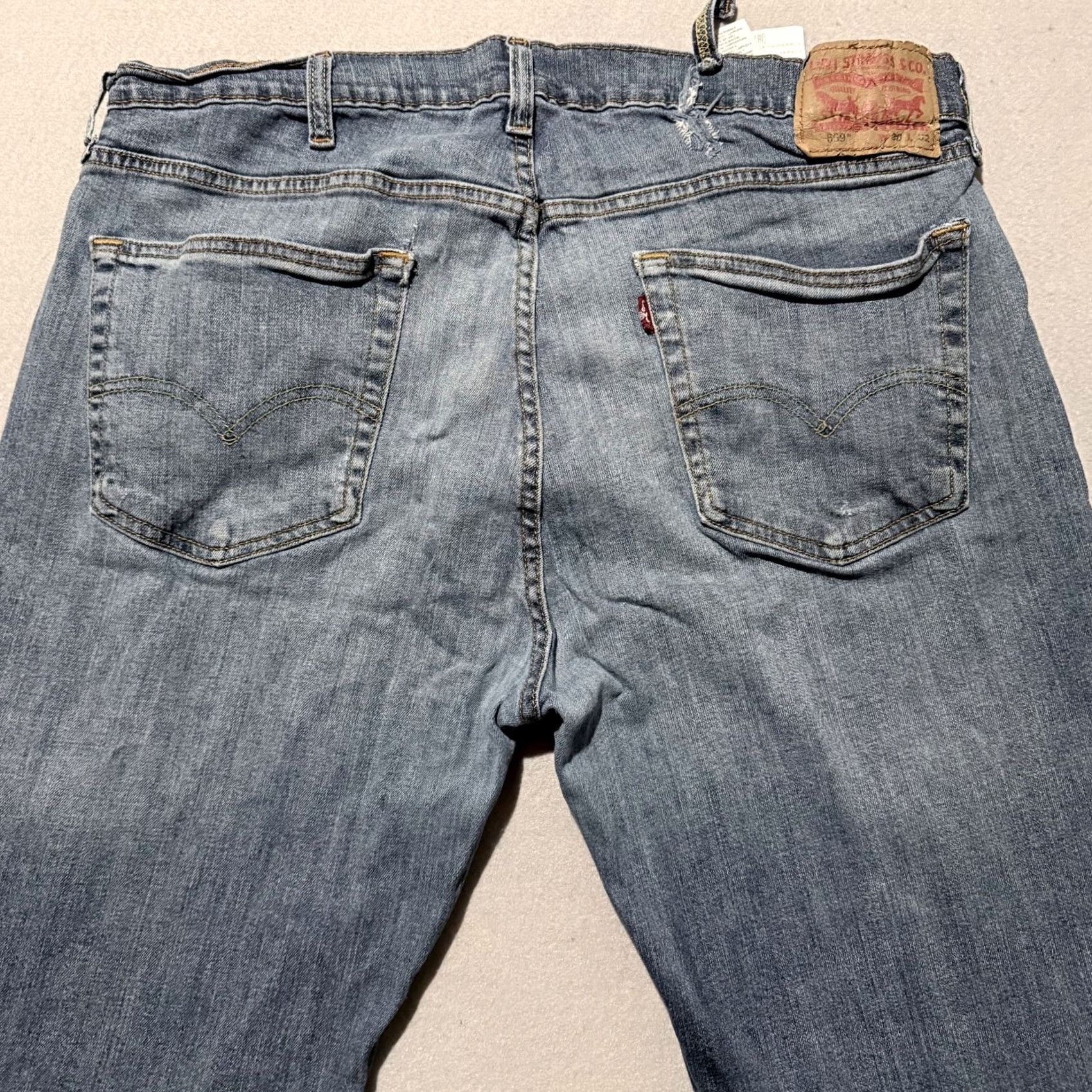 Levi's Levi's 559 Jeans Mens 38x32 Blue Denim Mid Rise Classic Straight Zip Fly - Flaws Jeans Mens Blue 559 38x32 Mid Rise Straight Zip Fly Flaws Size US 38 / EU 54 - 4 Thumbnail