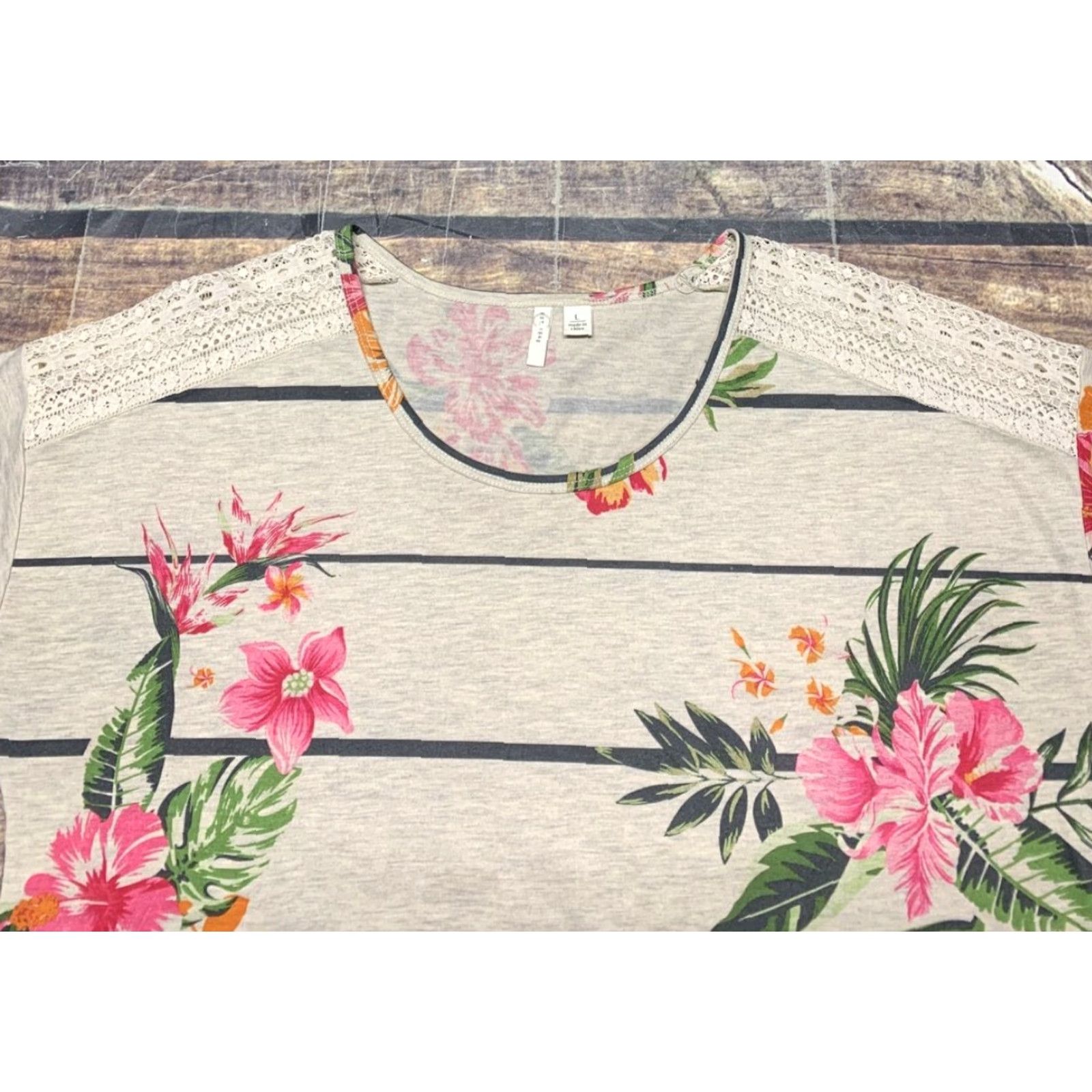 Vintage Est 1946 Woman’s Short Sleeve Top Shirt Size Large Floral Stripes Cream Green Womens Size L / US 10 / IT 46 - 2 Thumbnail